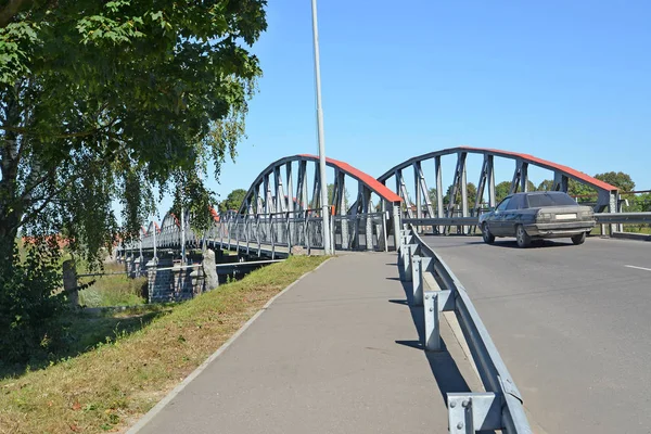 Tráfico de coches en el puente de siete arcos. Znamensk, región de Kaliningrado — Foto de Stock