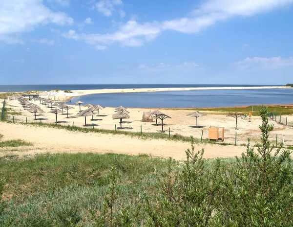 Öknen sandstranden på banken av översvämmade gropen. Bosättningen Amber, Kaliningradområdet — Stockfoto