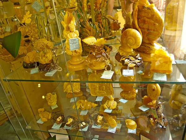 KALININGRAD, RUSSIA - MAY 22, 2011: Amber products are on sale in shop — Stock Photo, Image