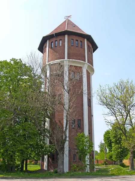 Ziegelsteinwasserturm der deutschen Konstruktion. Siedlung Bernstein, Kaliningrader Gebiet — Stockfoto