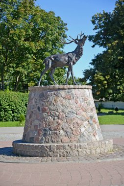 Znamensk, Rusya - 15 Eylül 2016: Heykel bir geyik, Velau sembolü