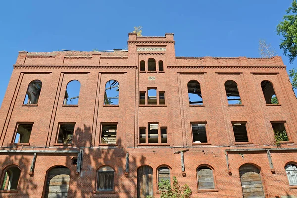 Fasade pembangunan pabrik Gerdauen pada tahun 1909. Zheleznodorozhnyj, wilayah Kaliningrad. Teks Jerman "Castle mill" " — Stok Foto