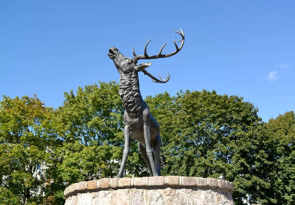 Znamensk, russland - 15. september 2016: skulptur eines hirsches, velau-symbol, frontansicht — Stockfoto