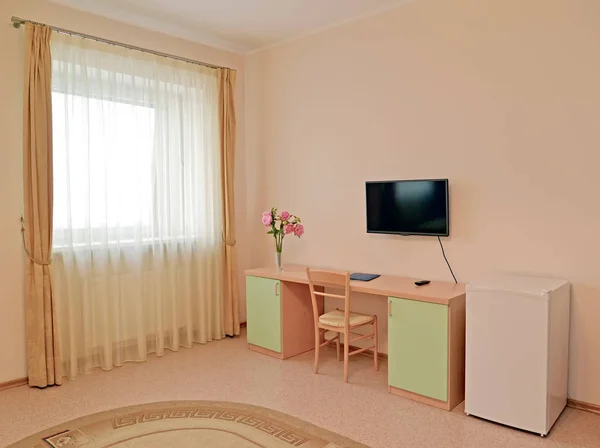 Een interieur van de hotelkamer de huisbewaarder van een klasse in lichte kleuren — Stockfoto