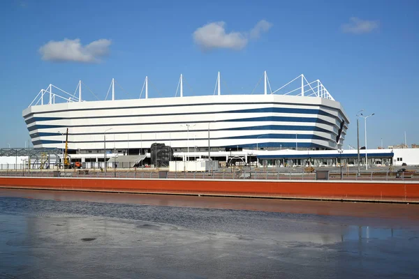 Kaliningrad, Russland - 16. März 2018: ein Blick auf das Baltikum-Arena-Stadion für die Spiele der Fifa-Weltmeisterschaft 2018 am Flussufer — Stockfoto