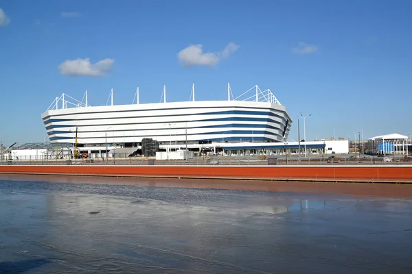 KALININGRAD, RÚSSIA - 16 de março de 2018: Vista do estádio da Arena do Báltico para a realização de jogos da Copa do Mundo FIFA de 2018 em dia ensolarado — Fotografia de Stock
