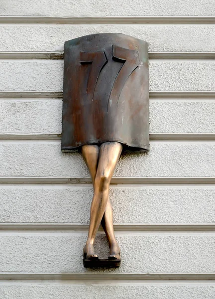 LODZ, POLÓNIA - 24 DE AGOSTO DE 2014: O índice escultural do número do edifício na forma de pernas femininas — Fotografia de Stock