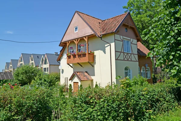 Chata s balkonem v letním dni. Osada Amber, Kaliningradská oblast — Stock fotografie