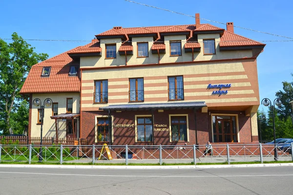 琥珀, 俄罗斯-2016年6月27日: 与标志 "琥珀泻湖" 的建筑。俄语文本 "公证。美容店" — 图库照片