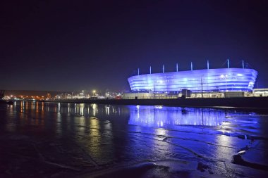 Kaliningrad, Rusya - 21 Mart 2018: Bir görünüm Pregolya nehir ve 2018 Dünya Kupası Oyunlar holding için parlayan Baltık Arena stadyumu