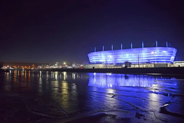 俄罗斯的加里宁格勒-2018年3月21日: Pregolya 河和闪耀的波罗的海竞技场体育场为举行2018年国际足联世界杯比赛的看法 — 图库照片