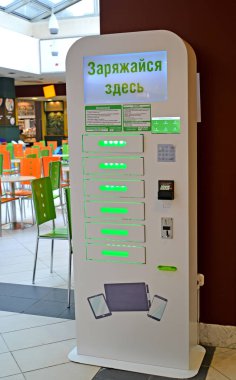Kaliningrad, Rusya - 19 Mart 2018: Cafe mobil cihazların şarj etmek için electrocharging istasyonu. 