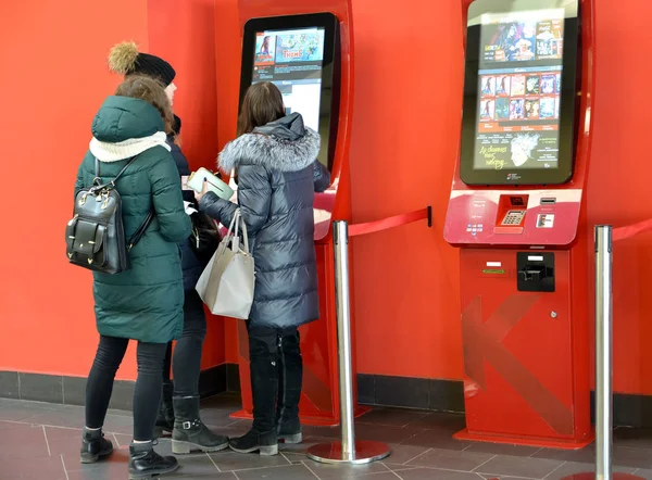 Калінінград, Російська Федерація - 19 березня 2018: Дівчата купити квитки в кіно через термінали номер — стокове фото