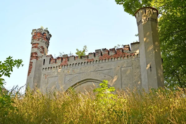 Fragment van de poort van de Gerdauen sluis in zomerdag. Zheleznodorozhnyj, regio Kaliningrad — Stockfoto