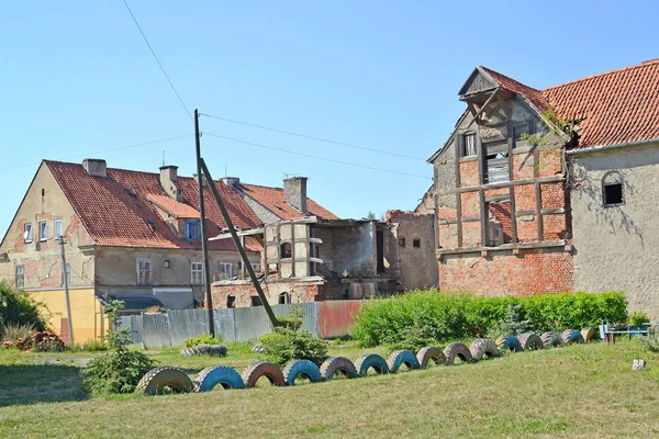Das Gebiet des historischen Gebäudes mit den Ruinen der Häuser. zheleznodorozhnyj, Gebiet Kaliningrad — Stockfoto