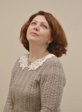 Kadının portre yükseltilmiş kafa ve göz ile ortaya çıktı