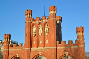 Kaliningrad, Rusya - 17 Mart 2018: Kral'ın kapıları bahar gün batımında. Rus metin 