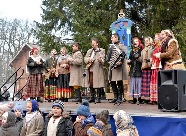 KALININGRAD, RUSSIA - FEBRUARY 18, 2018: The Russian national folklore ensemble performs in the park at the celebration of Maslenitsa — Stock Photo, Image