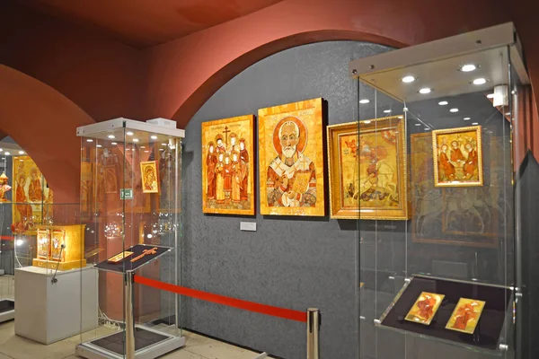 KALININGRAD, RÚSSIA - MARÇO 28, 2018: Ícones âmbar em uma exposição do museu de Amber — Fotografia de Stock
