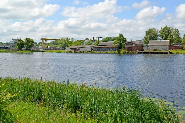 Estruturas econômicas na margem do rio de Deyma. Polessk, região de Kaliningrado — Fotografia de Stock