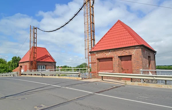 Teknik bina kartal hareketli köprüde. Polessk, Kaliningrad bölgesi — Stok fotoğraf