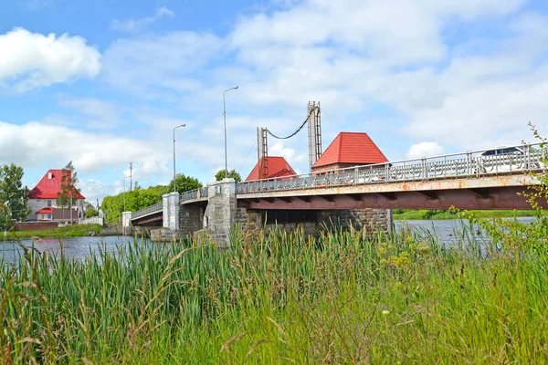 Puente móvil águila en la tarde de verano. Polessk, región de Kaliningrado — Foto de Stock