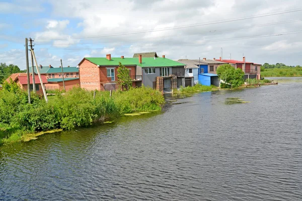 房子与棚子在 Deyma 河岸。Polessk, 加里宁格勒地区 — 图库照片