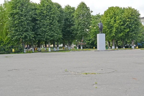 POLESSK, RÚSSIA - JULHO 01, 2015: A praça central com um monumento a V.I. Lenine. — Fotografia de Stock