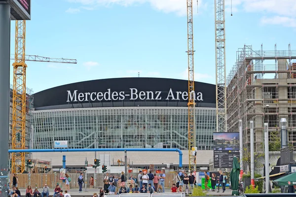 BERLIM, ALEMANHA - 13 DE AGOSTO DE 2017: Edifício do estádio multiúso de Mercedes-Benz Arena — Fotografia de Stock