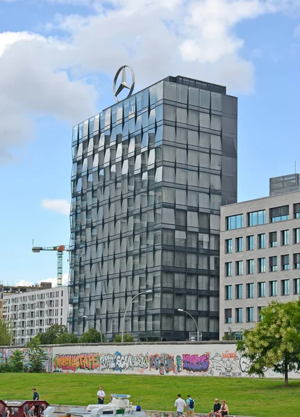 BERLIM, ALEMANHA - 13 DE AGOSTO DE 2017: Vista do edifício do Centro Europa com um emblema da empresa Mercedes-Benz — Fotografia de Stock