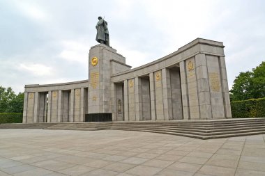Berlin, Almanya - 12 Ağustos 2017: Bulutlu gün düşmüş Sovyet Askerllerin Anıtı. Tirgarten