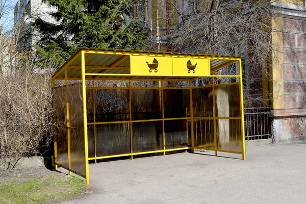 El aparcamiento para carruajes sobre la construcción de policlínica infantil. Kaliningrado — Foto de Stock