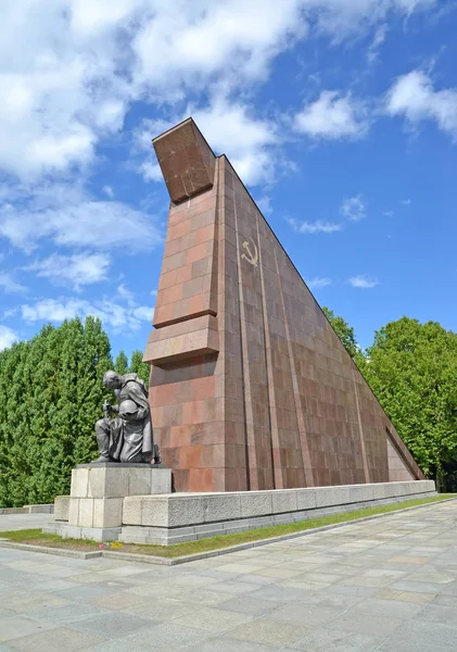 BERLIN, ALLEMAGNE - 13 AOÛT 2017 : Une statue du soldat en deuil au sujet du petit drapeau de granit abaissé. Parc de Treptov — Photo