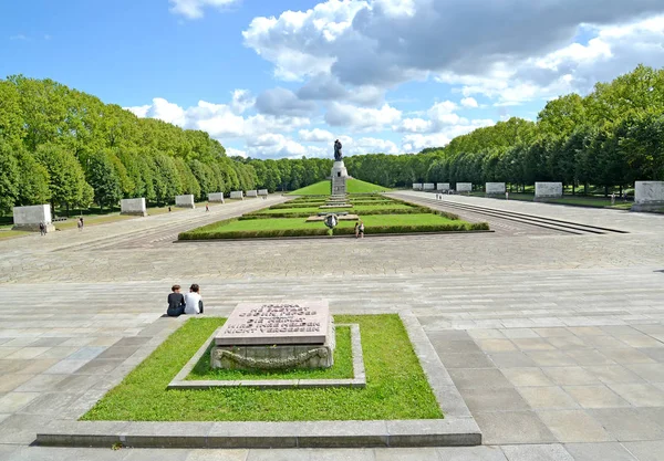 BERLIN, GERMANY - AUGUST 13, 2017: The Soviet military memorial in Treptov-park — Stock Photo, Image