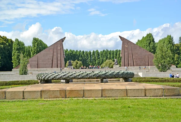 Berlin, Tyskland - 13 augusti 2017: En skål för eld mot bakgrund av portalen i form av granit banners. Den sovjetiska militära memorial i Treptov-park — Stockfoto