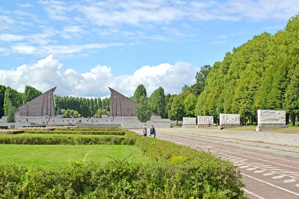 BERLÍN, ALEMANIA - 13 de agosto de 2017: Un fragmento del monumento militar soviético en Treptov-parke —  Fotos de Stock