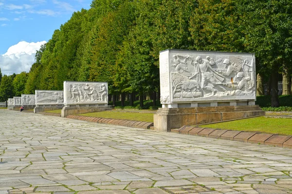 BERLIN, GERMANY - AUGUST 13, 2017: The avenue of sarcophagi of tthe Soviet military memorial in Treptov-park — Stock Photo, Image