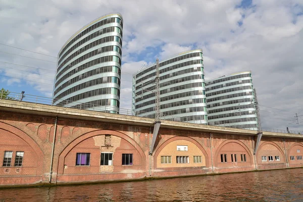 Três prédios de escritórios na margem do rio Spree. Berlim, Alemanha — Fotografia de Stock