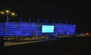 Kaliningrad, Rusya: 11 Nisan 2018: Baltık Arena stadyumu gösteren paneliyle bir gece türü. Rus metin - hoş geldiniz.