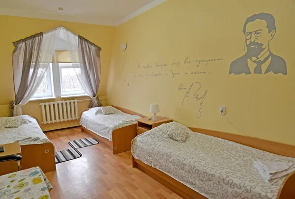 Intérieur de la chambre d'hôtel triple avec un portrait de l'écrivain russe A.P. Tchekhov sur un mur — Photo