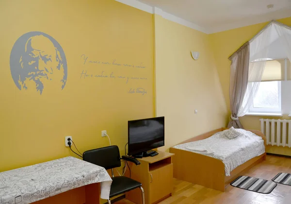 Frammento di un interno della camera d'albergo con un ritratto dello scrittore ssian L.N. Tolstoj su una parete — Foto Stock