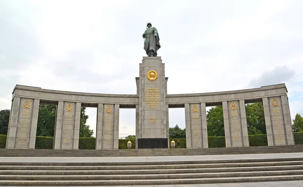 德国柏林-2017年8月12日: Tirgarten 阵亡苏联士兵纪念馆 — 图库照片