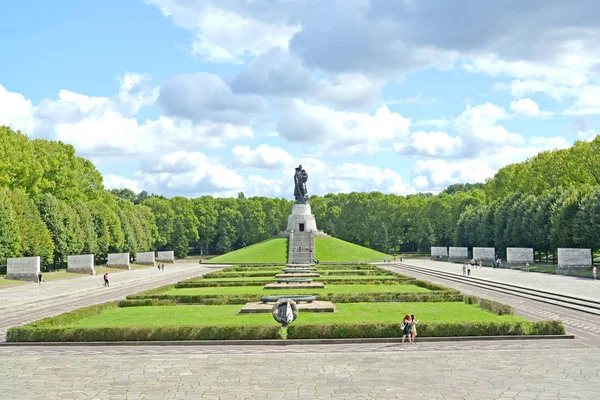BERLINO, GERMANIA - 13 AGOSTO 2017: Il memoriale militare sovietico a Treptov-park nel pomeriggio d'estate — Foto Stock