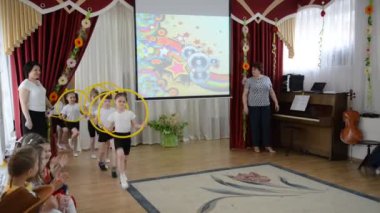 Kaliningrad, Rusya - 05 Nisan 2018: Çıkmak bir gösteri spor performansı için. Bir sabah performans anaokulu