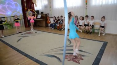 Kaliningrad, Rusya Federasyonu - 05 Nisan 2018: Bir gösteri performans bir bant ile spor. Bir sabah performans anaokulu
