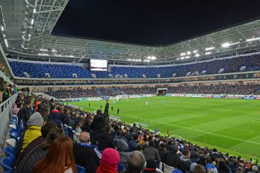 Kaliningrad, Rusya - 11 Nisan 2018: Baltika takımları - Krylja Moskova arasında bir futbol maçı taraftarlarla bir tribün. Baltık Arena stadyumu