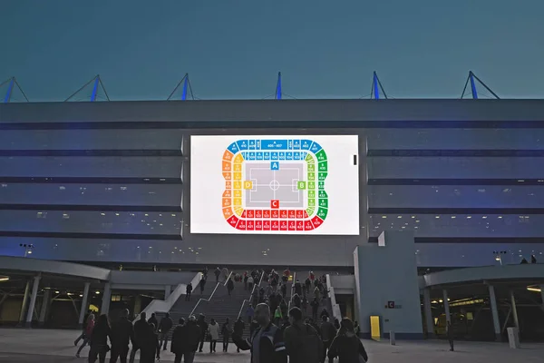 KALINININGRAD, RUSIA - 11 DE ABRIL DE 2018: Una pantalla informativa con el esquema de sectores sobre una entrada al estadio Baltic Arena — Foto de Stock