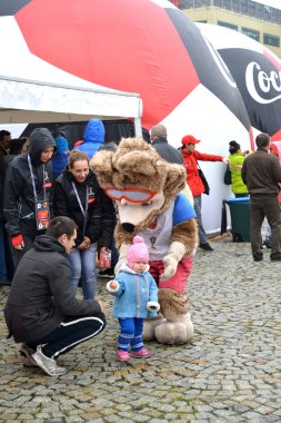 Kaliningrad, Rusya Federasyonu - 14 Ekim 2017: FIFA Dünya Kupası, FIFA 2018 Zabivak'ın kurt yavrusu bir maskot çocuk kucaklayan