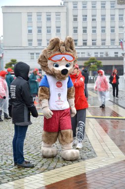 Kaliningrad, Rusya - 14 Ekim 2017: FIFA Dünya Kupası, FIFA 2018 Zabivak'ın kurt yavrusu maliyetleri ile bir maskotu Gönüllüleri