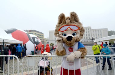 Kaliningrad, Rusya Federasyonu - 14 Ekim 2017: FIFA Dünya Kupası, FIFA 2018 Zabivak'ın kurt yavrusu verir maskotu en iyi bakmak